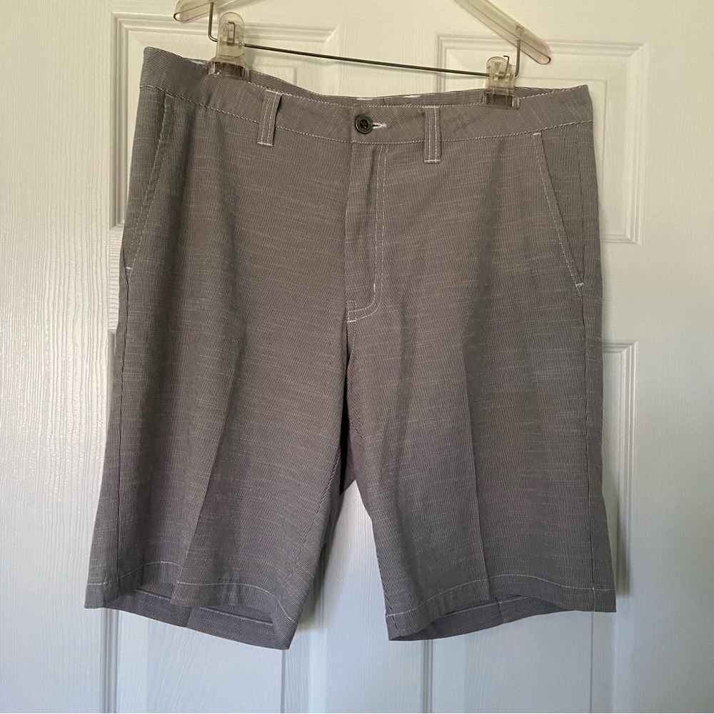 Travis Mathew golf shorts men’s size 34